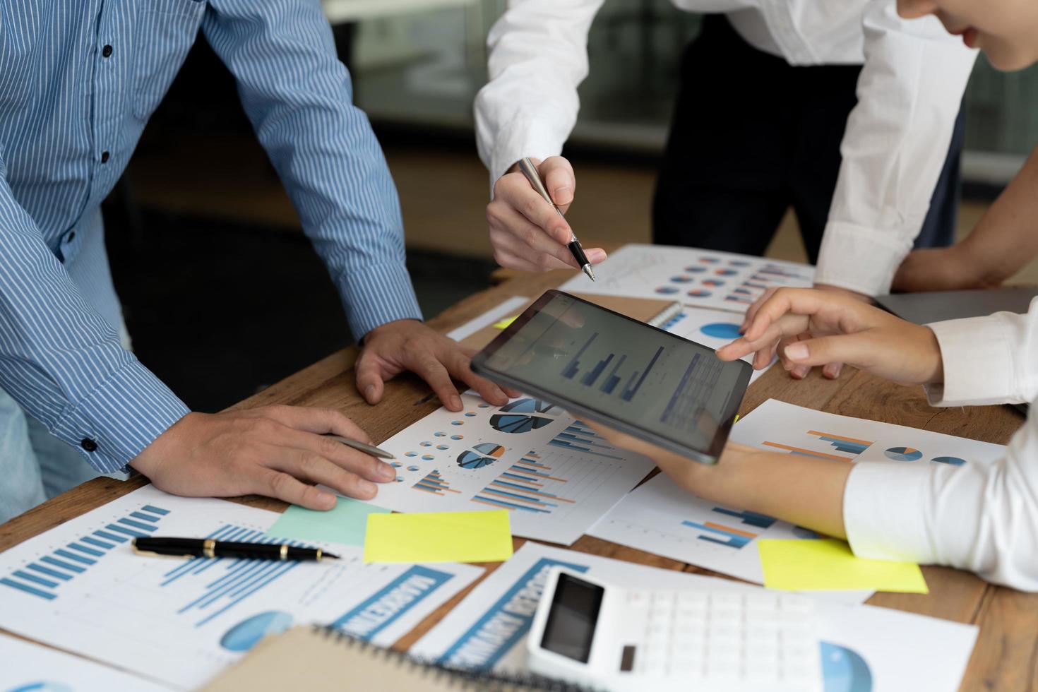 finanzanalytikeranalyse geschäftsfinanzbericht auf digitalem tablet während der diskussion bei einem unternehmenstreffen, das die ergebnisse ihrer erfolgreichen teamarbeit zeigt., geschäftstreffenkonzept, marketing foto