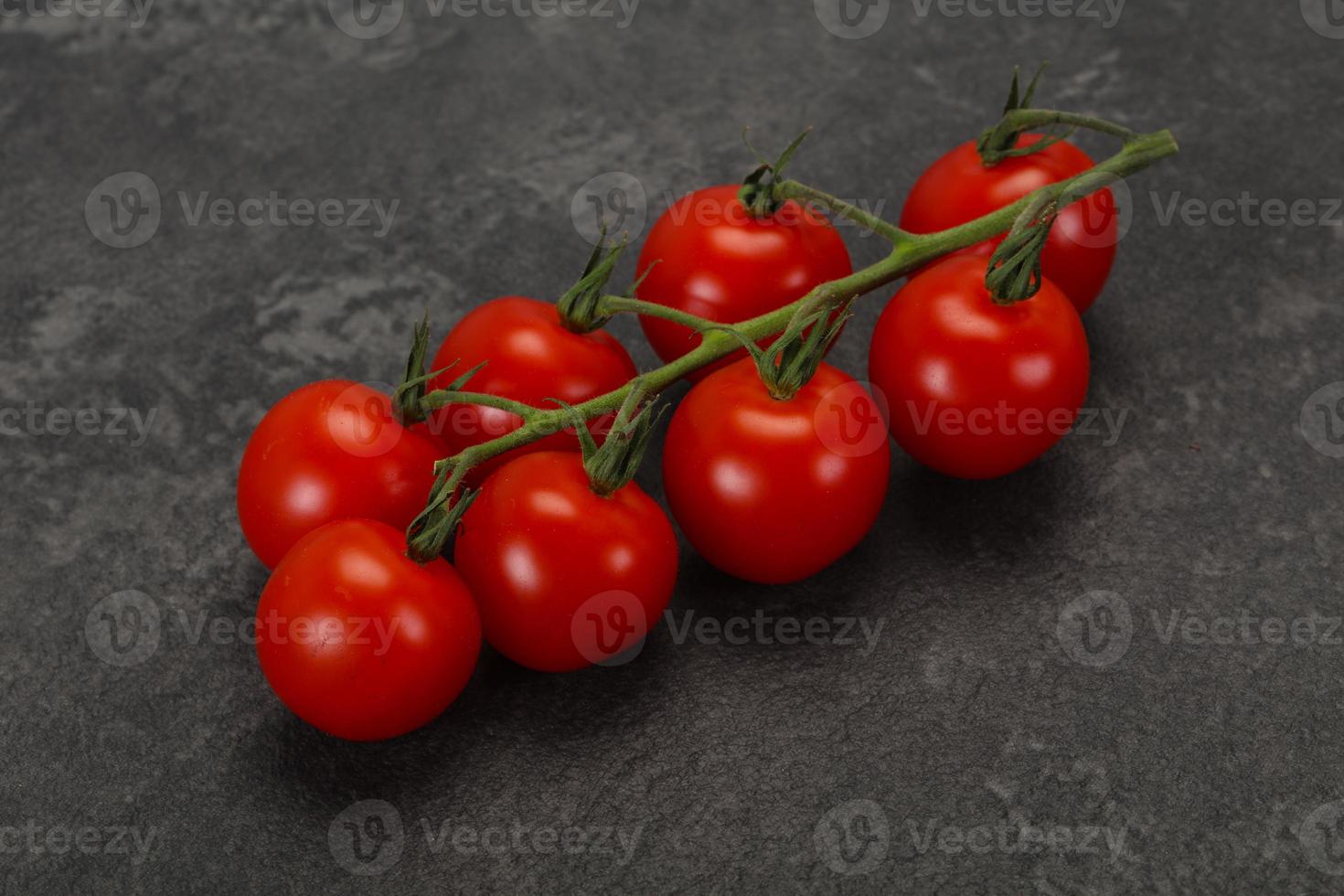 Reife Tomaten auf dem Ast foto