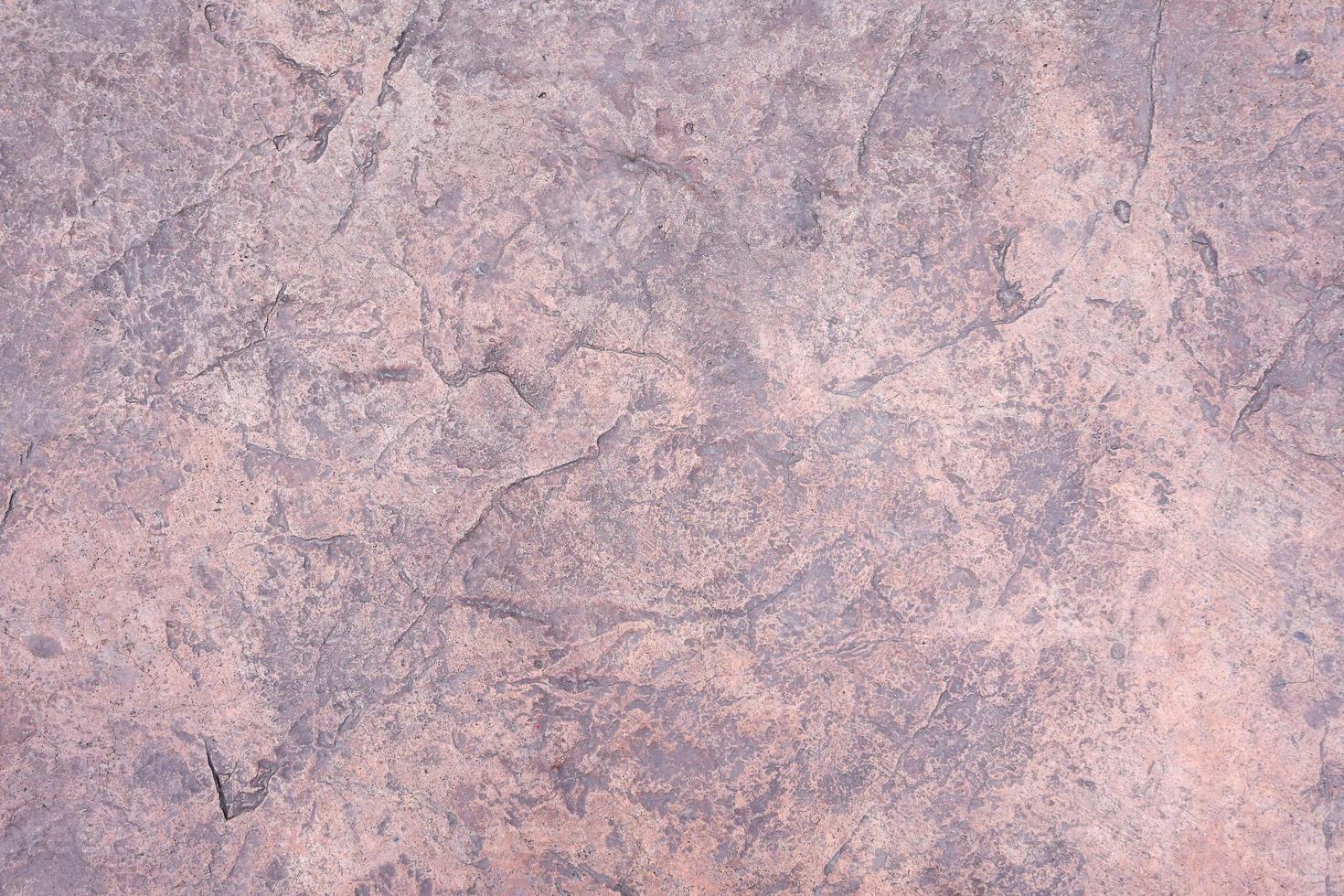 altes Zement verwittertes Risswandfragment, rissige Betonbodenbeschaffenheit foto