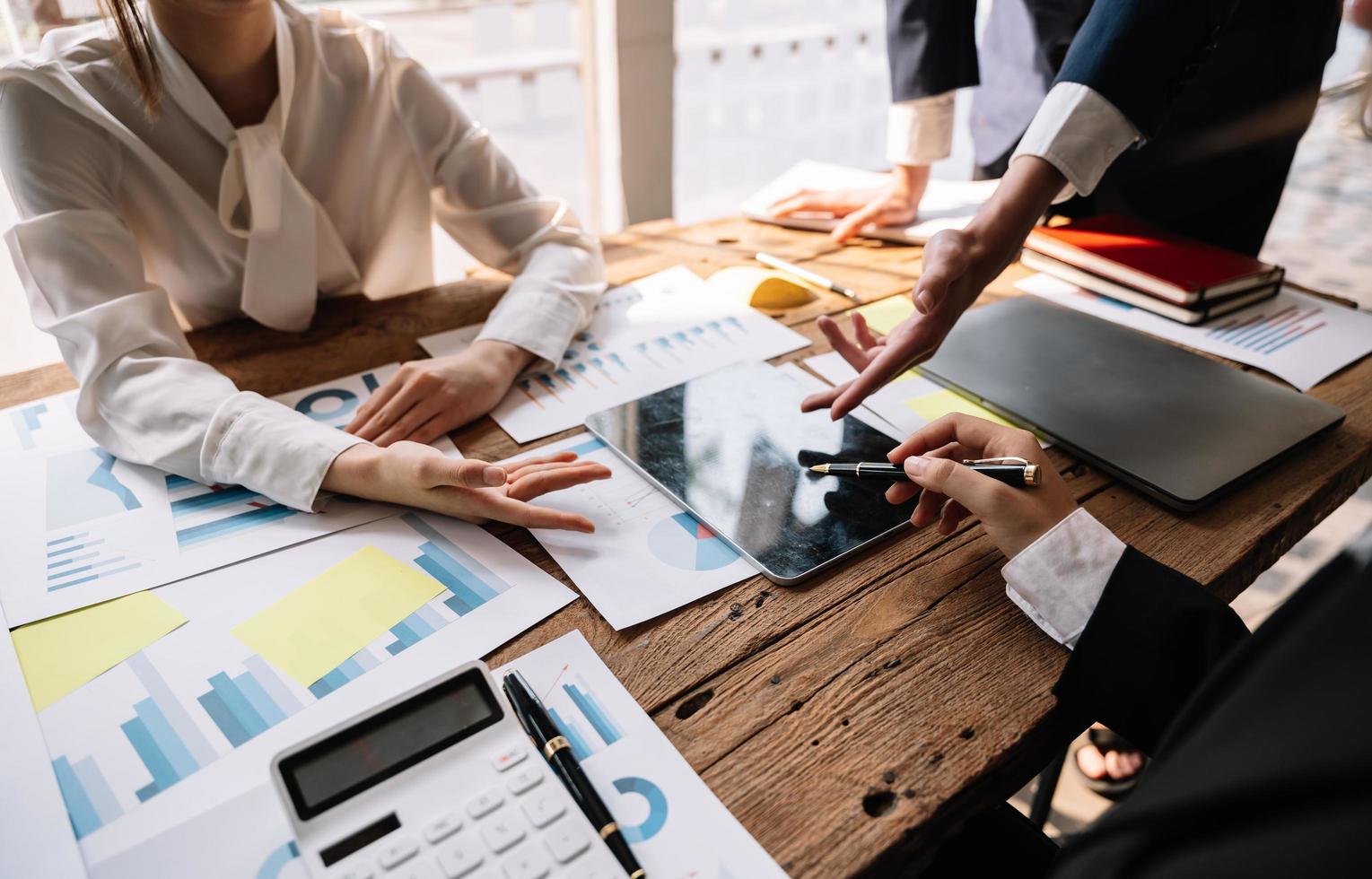 geschäftsleute planen strategieanalyse aus finanzdokumentbericht, startkonzept foto