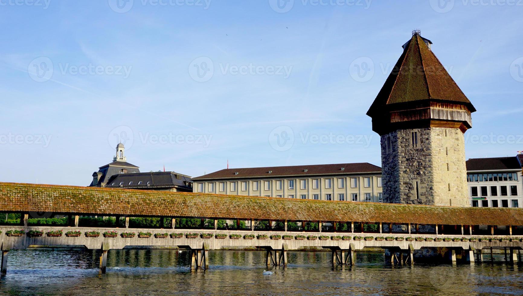 historische hölzerne kapellenbrücke und turm in luzern foto