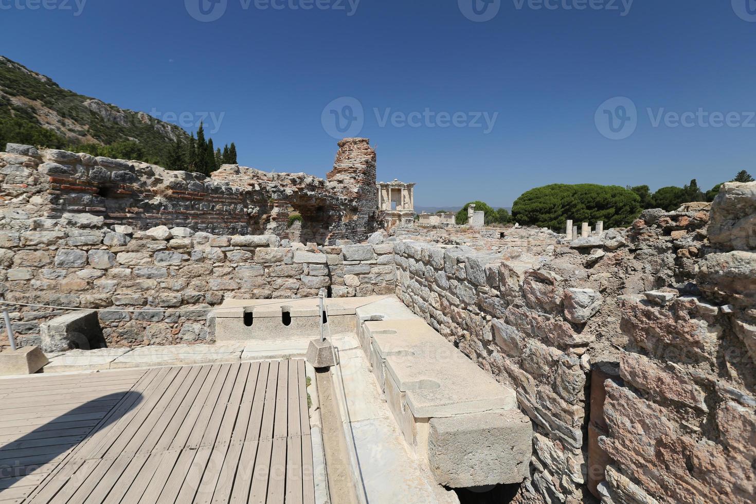 öffentliche toiletten der antiken stadt ephesus, izmir, türkei foto