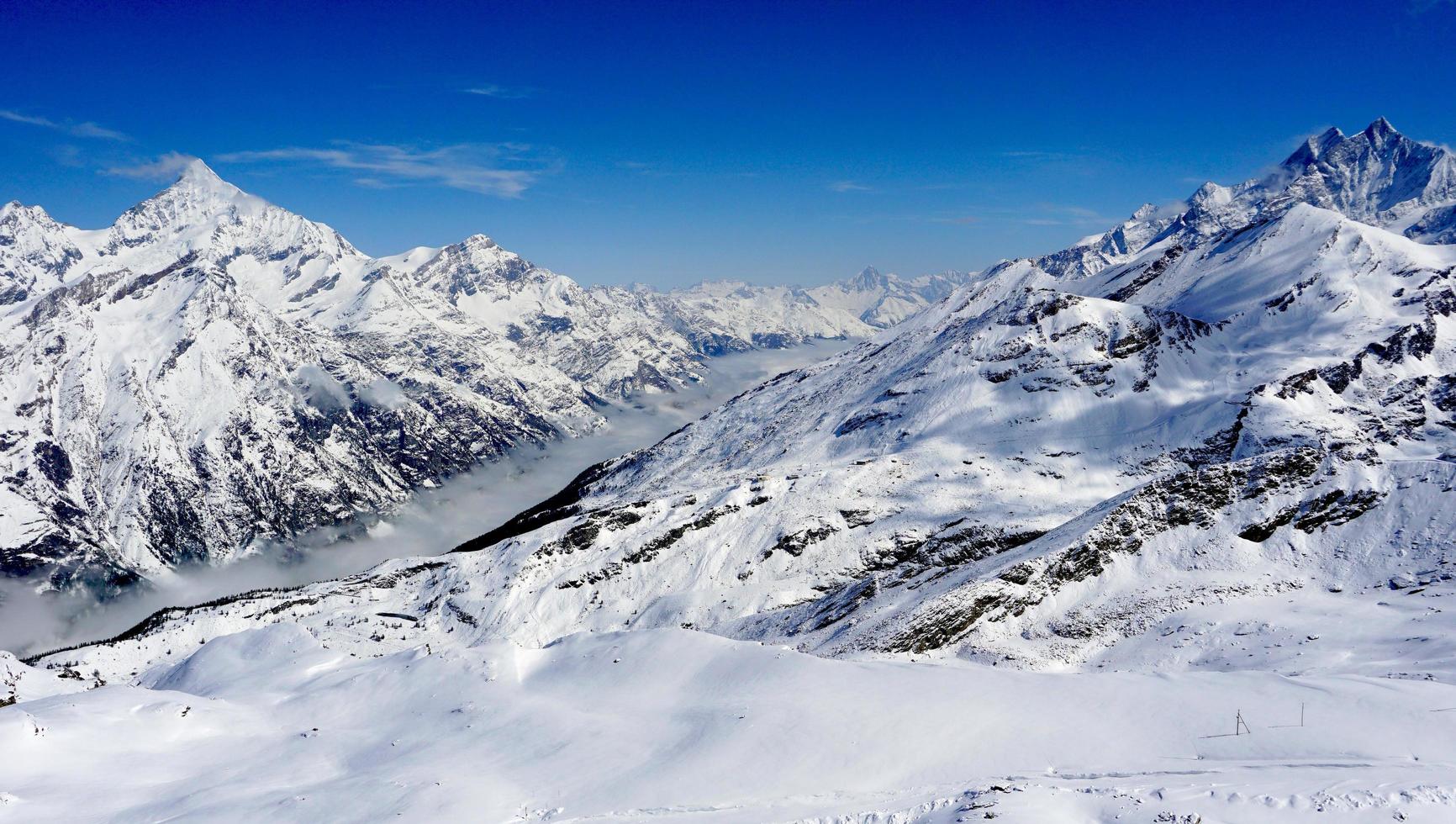 Blick auf die Schneealpenberge und Nebel mit blauem Himmel foto