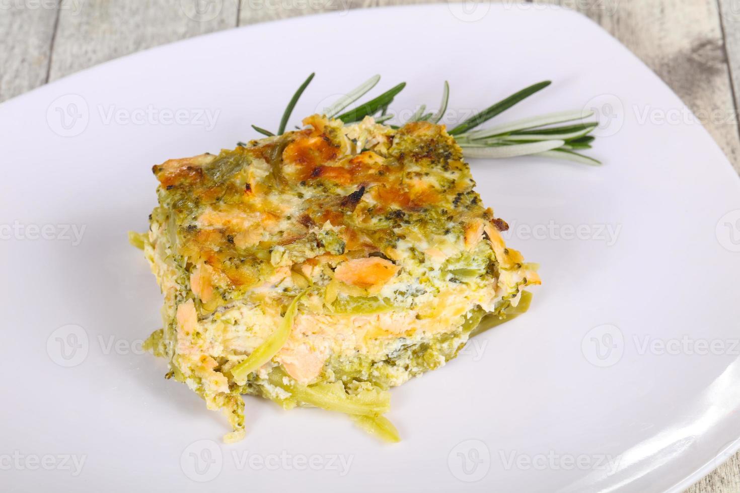 leckerer Auflauf mit Lachs und Brokkoli foto