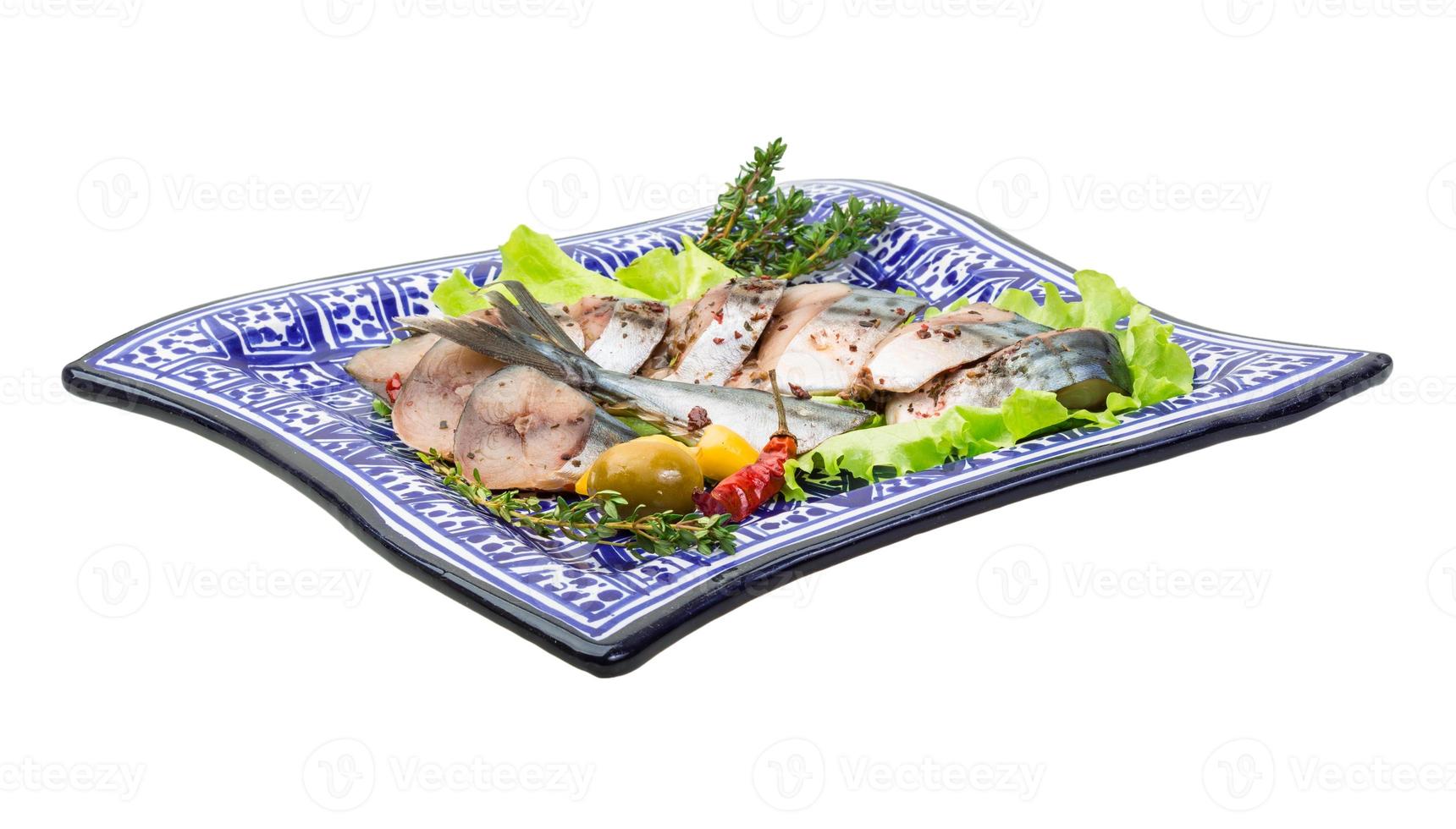 Makrelenfisch, in Scheiben geschnitten auf einem Teller mit Salat foto