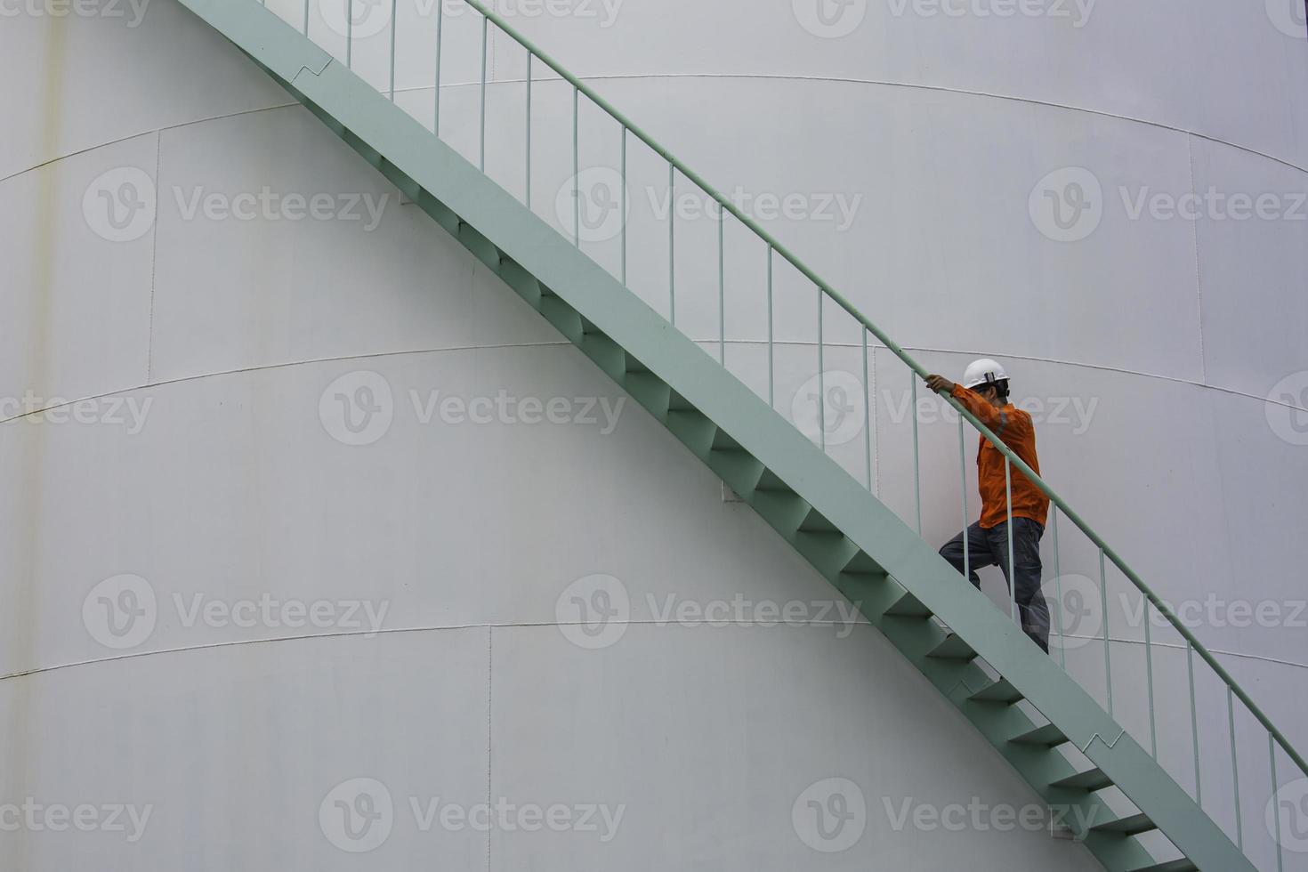 Mann, der die Treppe geht foto