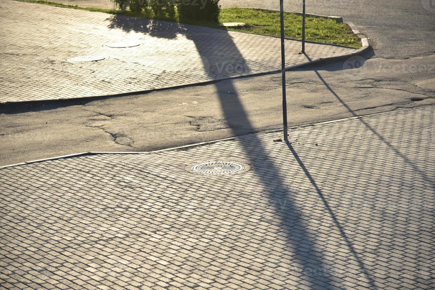 Steinpflastersteine im Sommer in der Stadt und auf der Straße foto