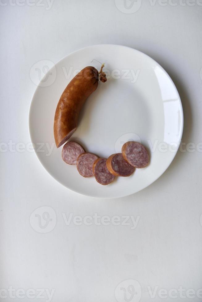 leckere Fleischwurst auf einem weißen Teller foto