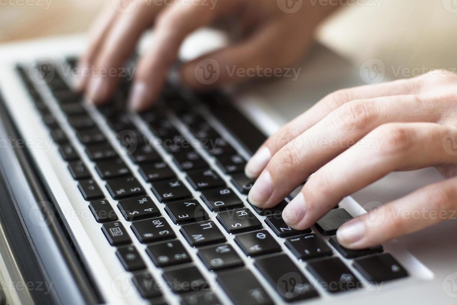 Nahaufnahme von weiblichen Händen, die Text auf der Tastatur eingeben foto