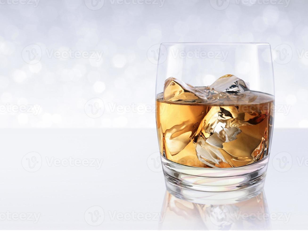 Whiskey mit Eis in einem Glas auf weißem, glänzendem Bokeh-Hintergrund. 3D-Rendering foto