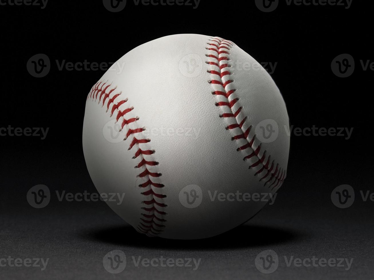 Baseballball auf schwarzem Hintergrund foto