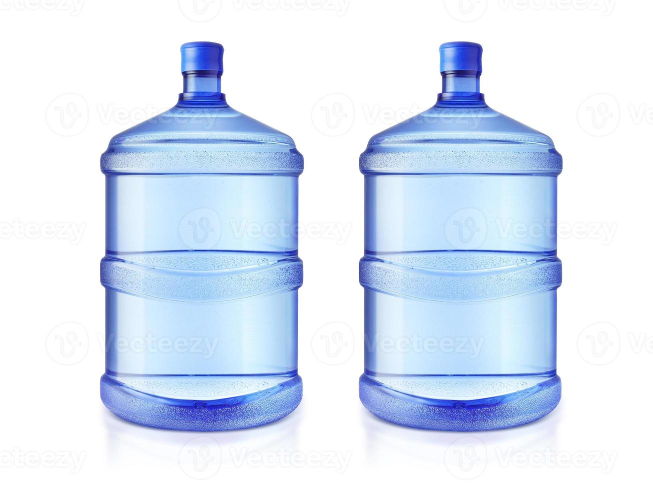 vier große Flaschen Wasser isoliert auf weißem Hintergrund foto