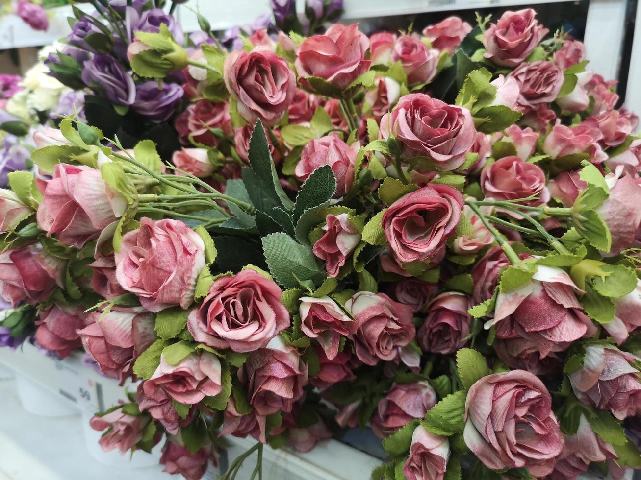 rote, dunkelrosa, violette rose handgemachter künstlicher blumenstrauß blumen dekoration dekorativer hintergrund für grußkarte oder feier event design retro, aus stoff und kunststoff, valentinstag foto