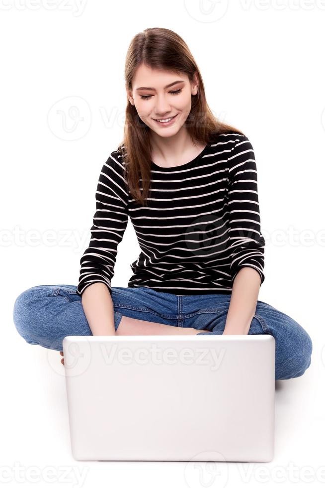 junge glückliche Frau mit PC auf Boden E-Commerce Stock Bild foto