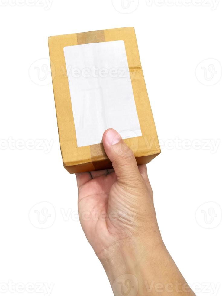 Hand, die braunes Papierkastenpaket lokalisiert auf weißem Hintergrund hält foto