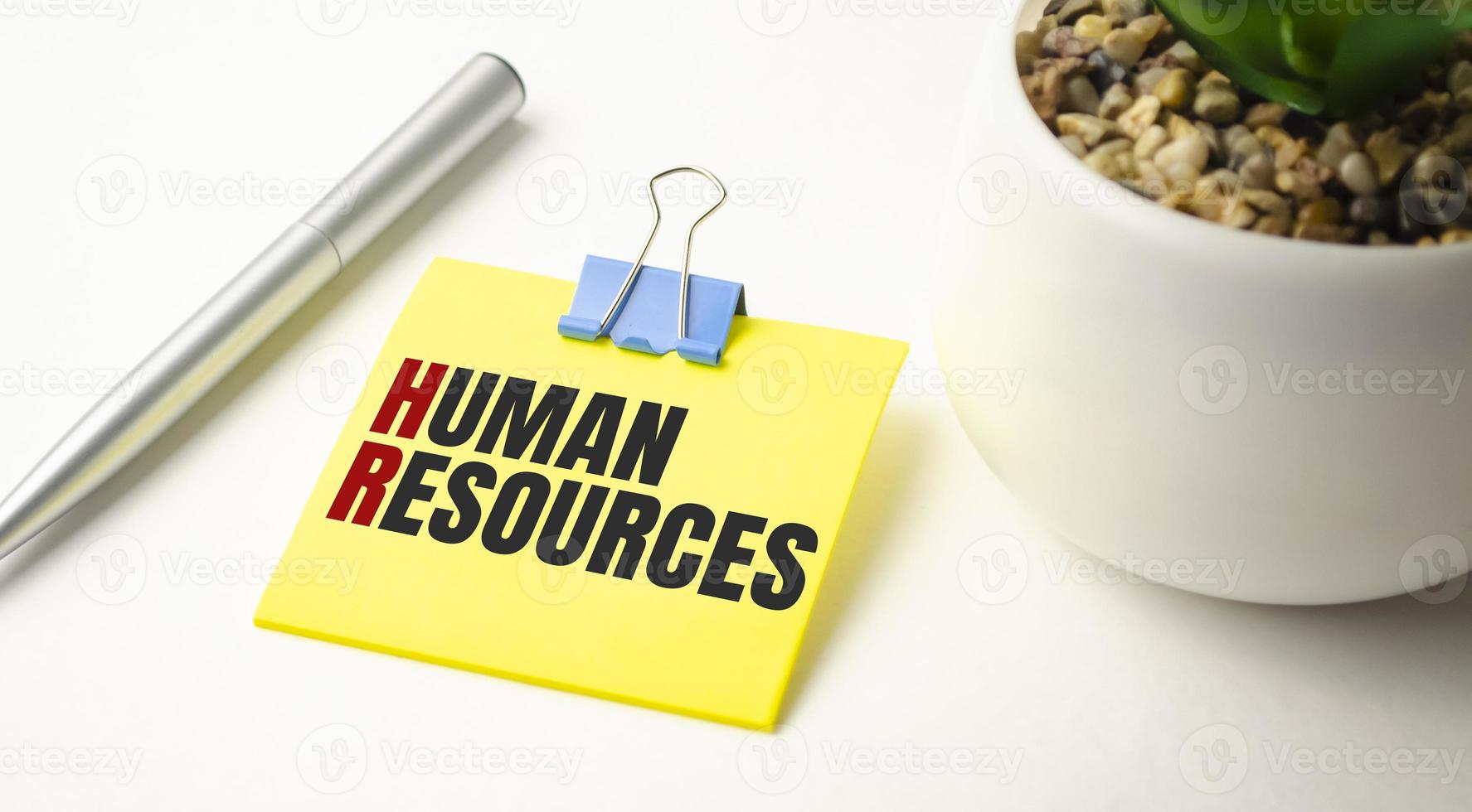 Gelber Aufkleber mit dem Text Human Resources und Charts foto