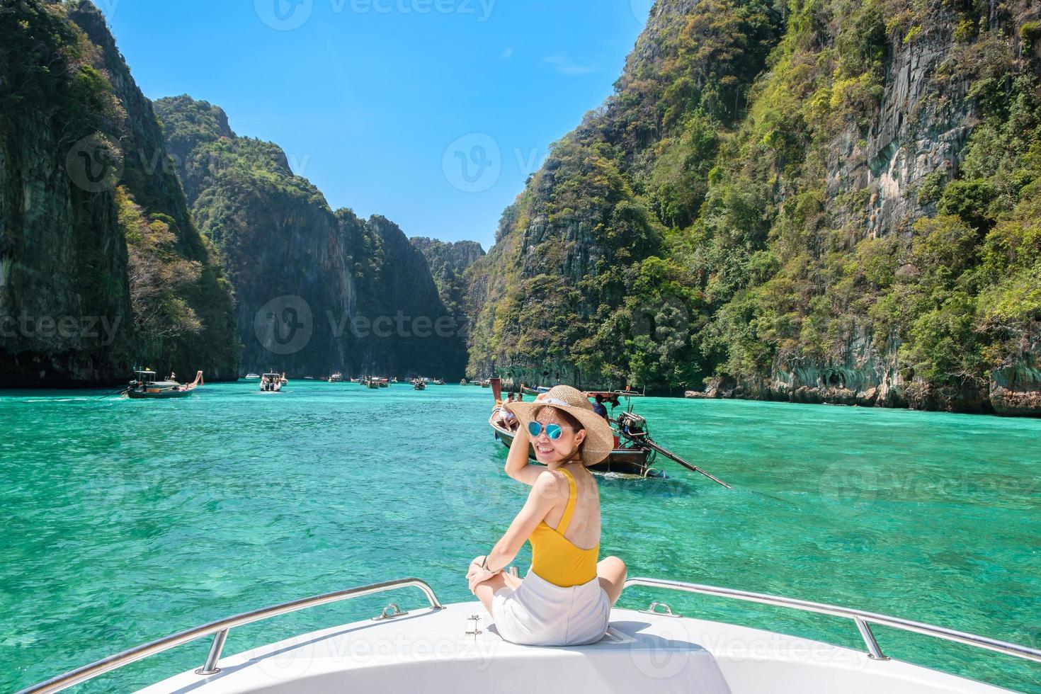 Touristin auf Bootsfahrt, glücklicher Reisender, der sich in der Pileh-Lagune auf der Insel Phi Phi, Krabi, Thailand, entspannt. exotisches wahrzeichen, reiseziel südostasien, urlaub und urlaubskonzept foto