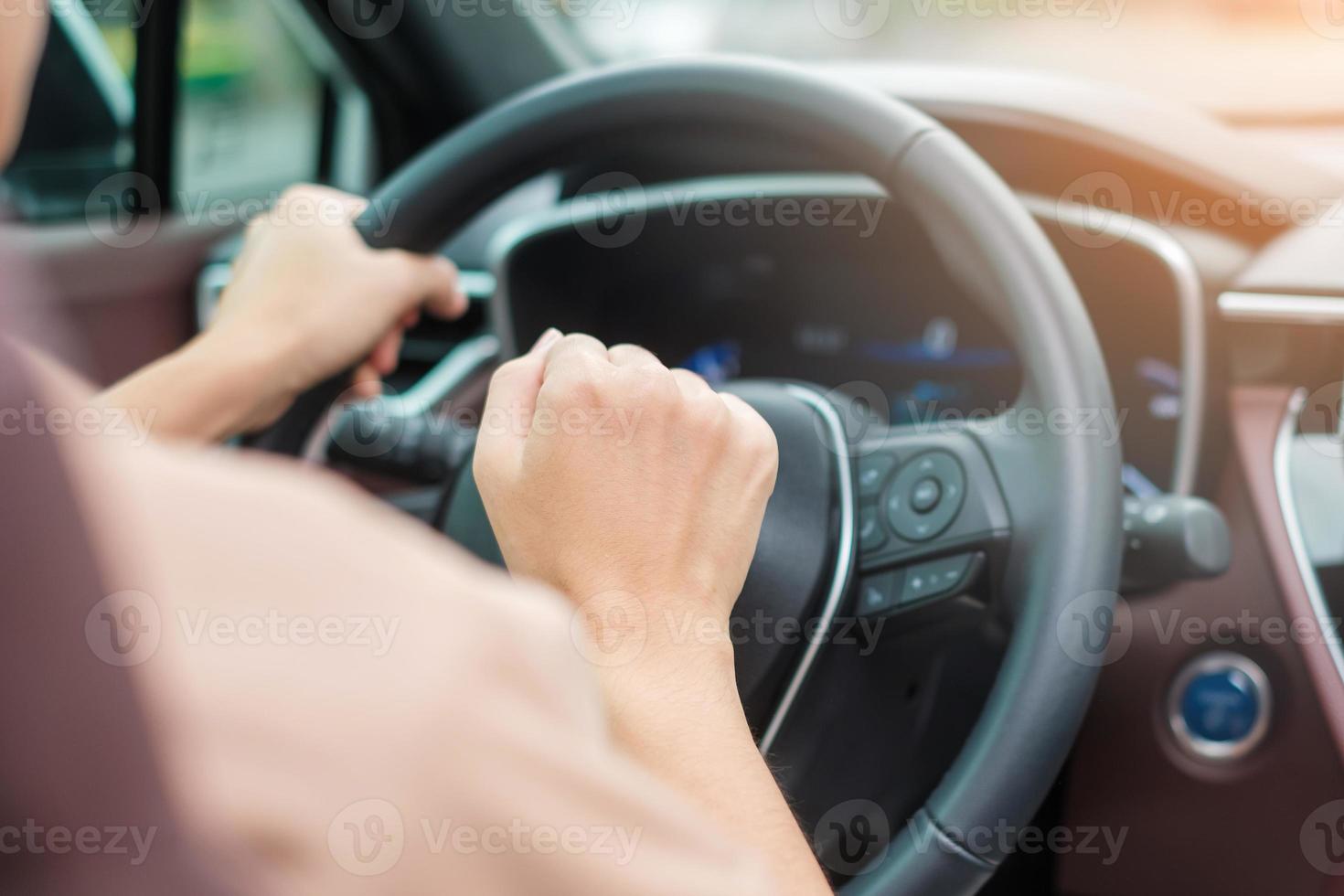 Der Fahrer hupt, um einen Unfall zu verhindern. 12798432 Stock