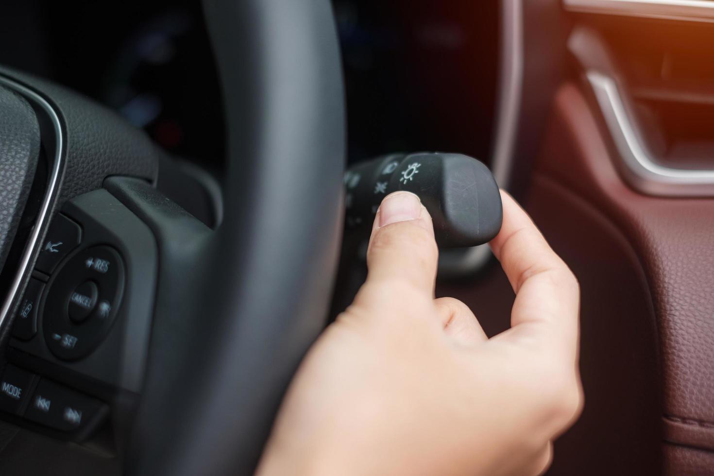 Lichtschalter im Auto von Hand einschalten. Sicherheitstransportkonzept  8624149 Stock-Photo bei Vecteezy