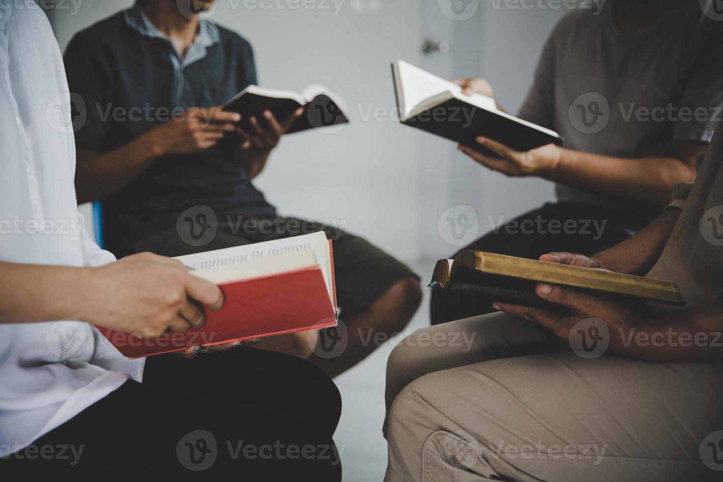 Eine Gruppe von Menschen liest die Bibel foto