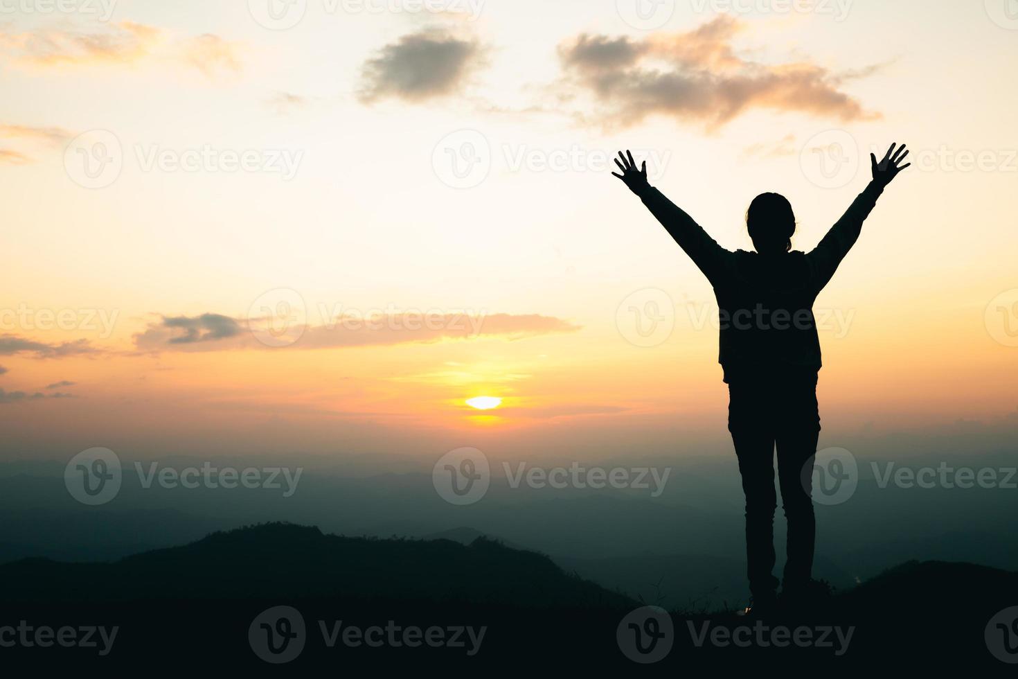 Silhouette einer Frau, die auf dem Berg betet, betende Hände mit dem Glauben an die Religion und den Glauben an Gott. foto