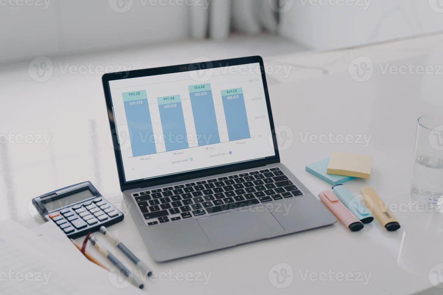 laptop-bildschirm mit balken von diagrammen auf dem display. datenanalyse und unternehmenswachstumskonzept. foto