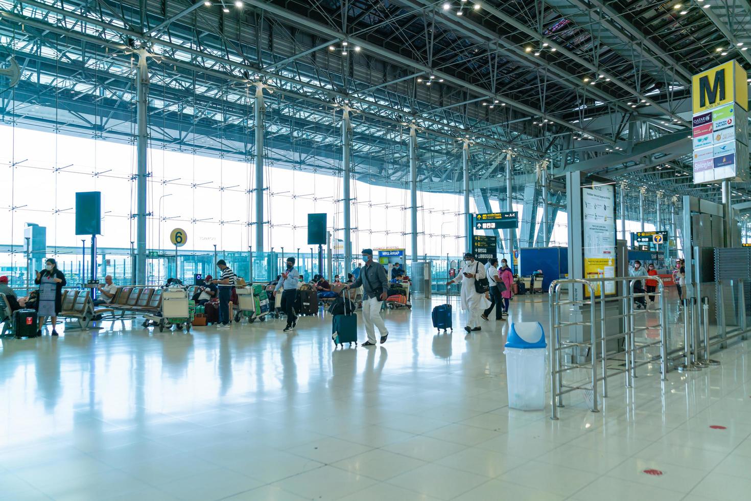 bangkok, thailand - 23. mai 2022 - passagiere des flughafens bangkok suvarnabhumi im abflugterminal, menschen in medizinischen masken aus coronavirus. foto