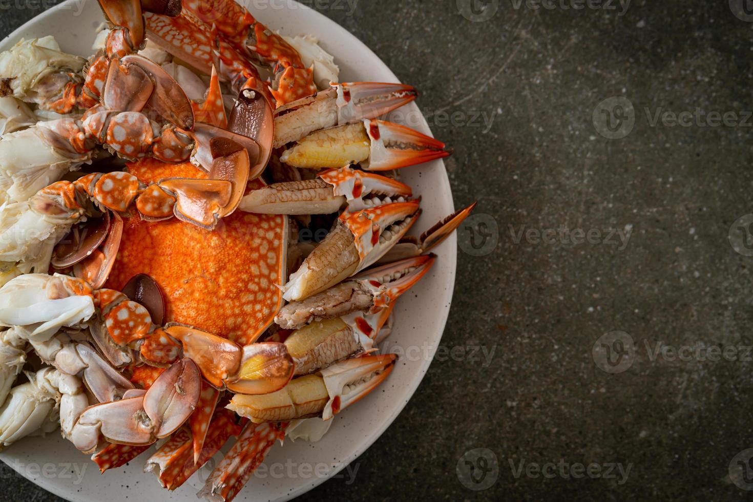 gedämpfte blaue Krabbe mit würziger Meeresfrüchtesoße foto