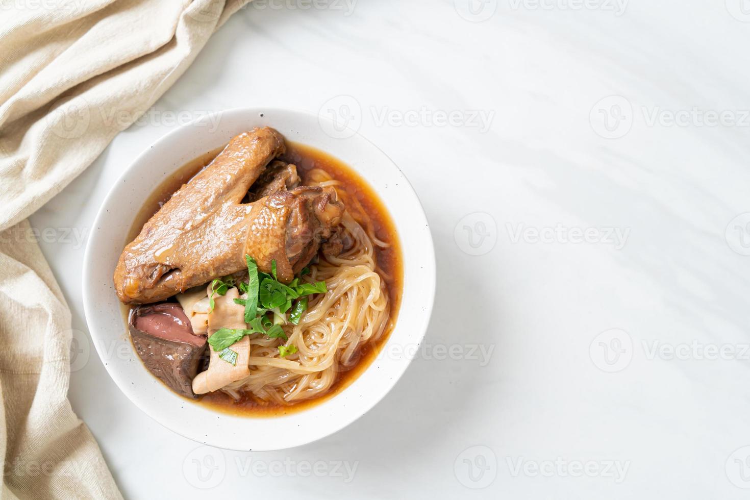geschmorte Entennudeln mit brauner Suppe foto