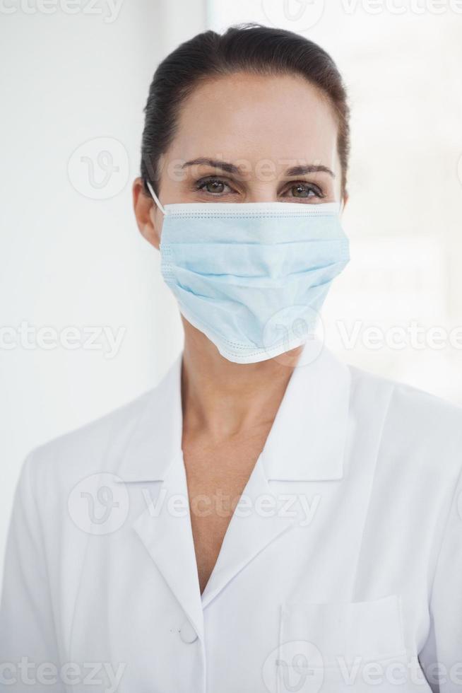 Arzt mit chirurgischer Maske foto