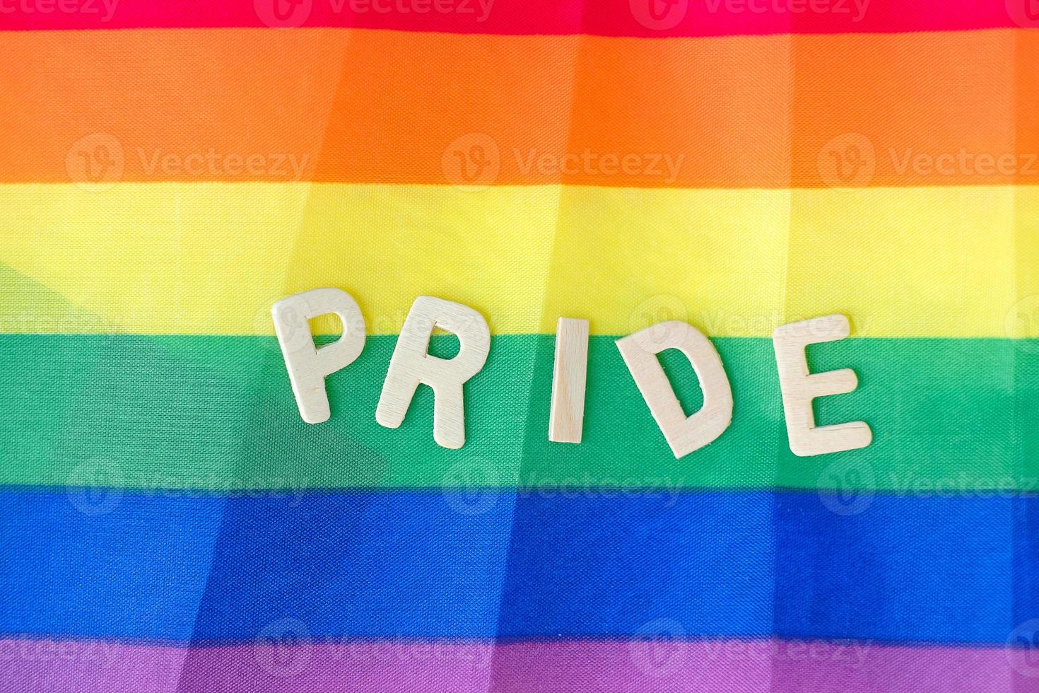 lgbtq-regenbogenfahne auf weißem hintergrund. Unterstützen Sie das Konzept der Lesben-, Schwulen-, Bisexuellen-, Transgender- und Queer-Community und des Pride-Monats foto