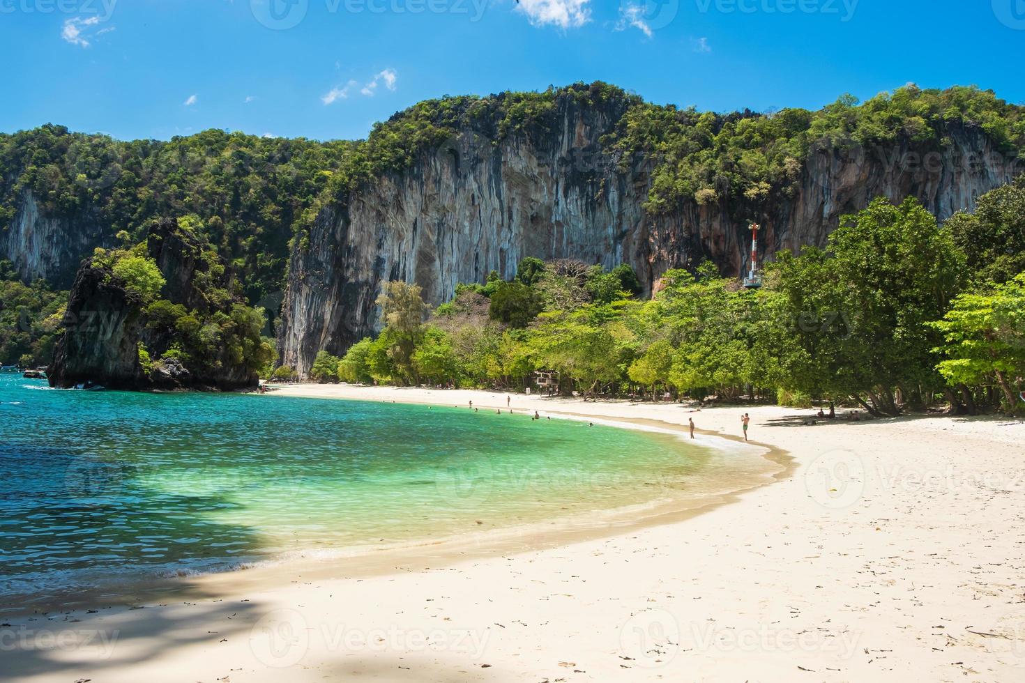 schöner strand auf hong island, krabi, thailand. wahrzeichen, reiseziel südostasien, urlaub, tropen- und urlaubskonzept foto