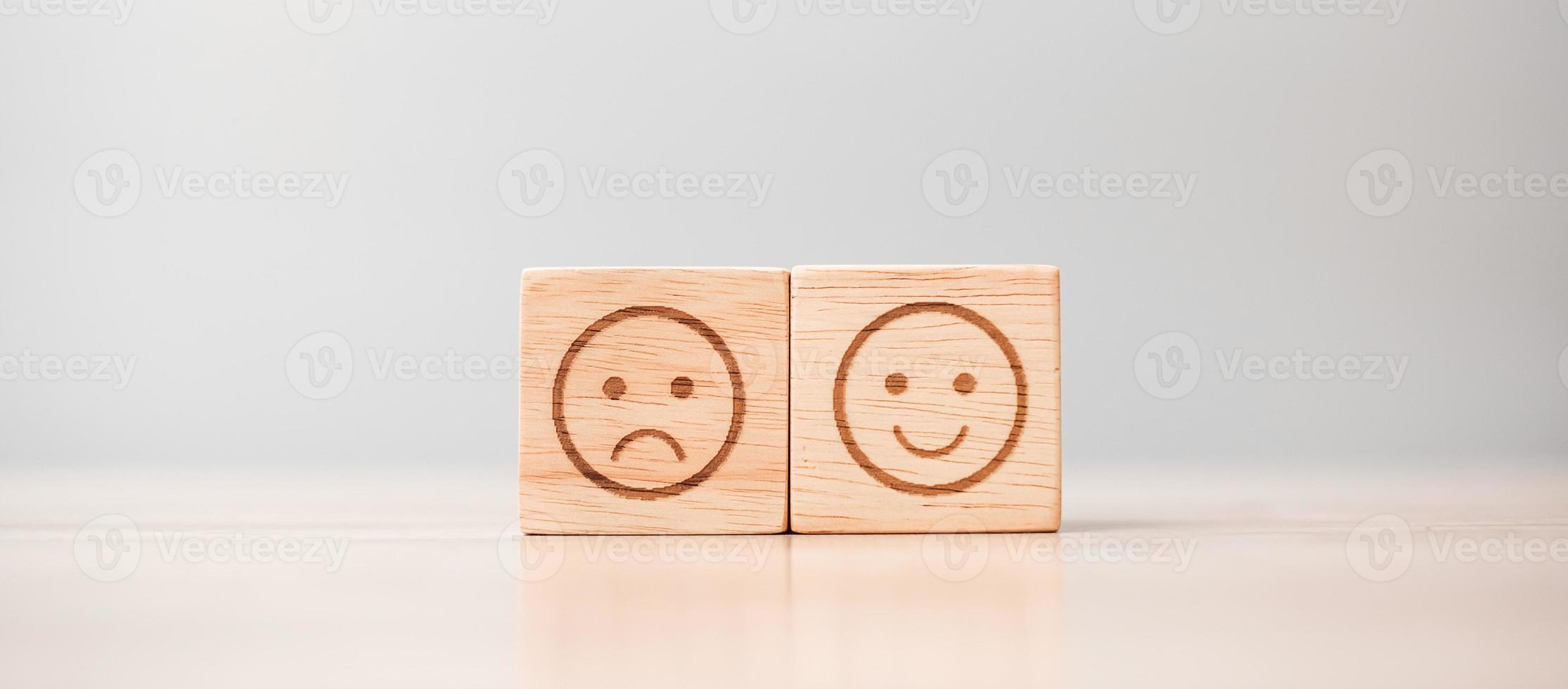 Emotionsgesichtssymbol auf Holzblöcken. Servicebewertung, Ranking, Kundenbewertung, Zufriedenheit, Bewertung und Feedback-Konzept foto