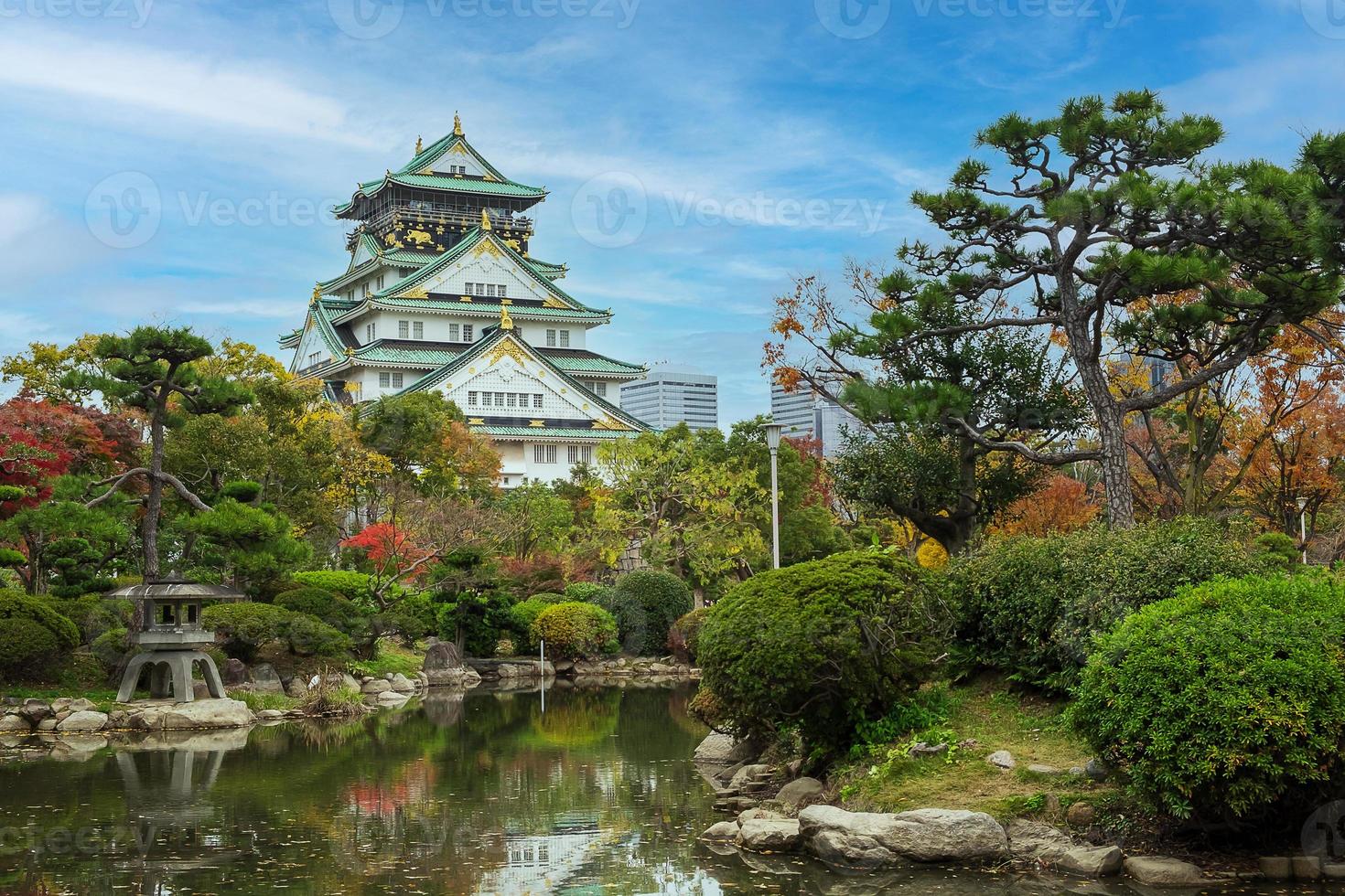 osaka castle in der herbstlaubsaison, ist ein berühmtes japanisches schloss, wahrzeichen und beliebt für touristenattraktionen in osaka, kansai, japan foto