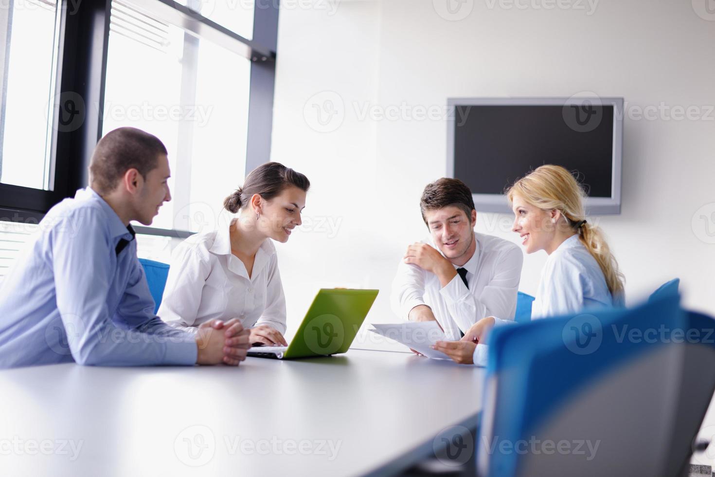 Geschäftsleute Gruppe in einer Besprechung im Büro foto