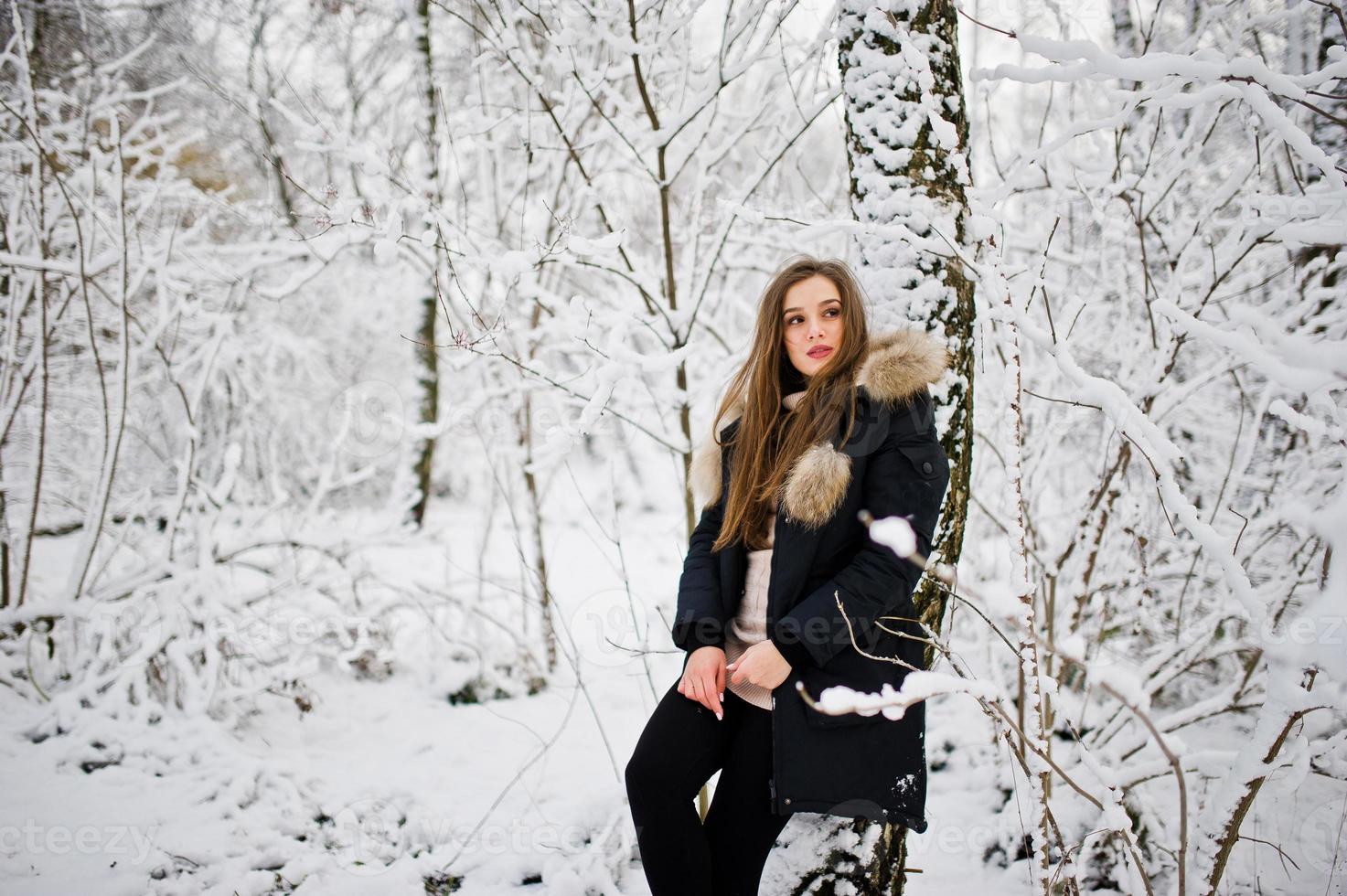 schönes brünettes Mädchen in warmer Winterkleidung. Modell auf Winterjacke. foto