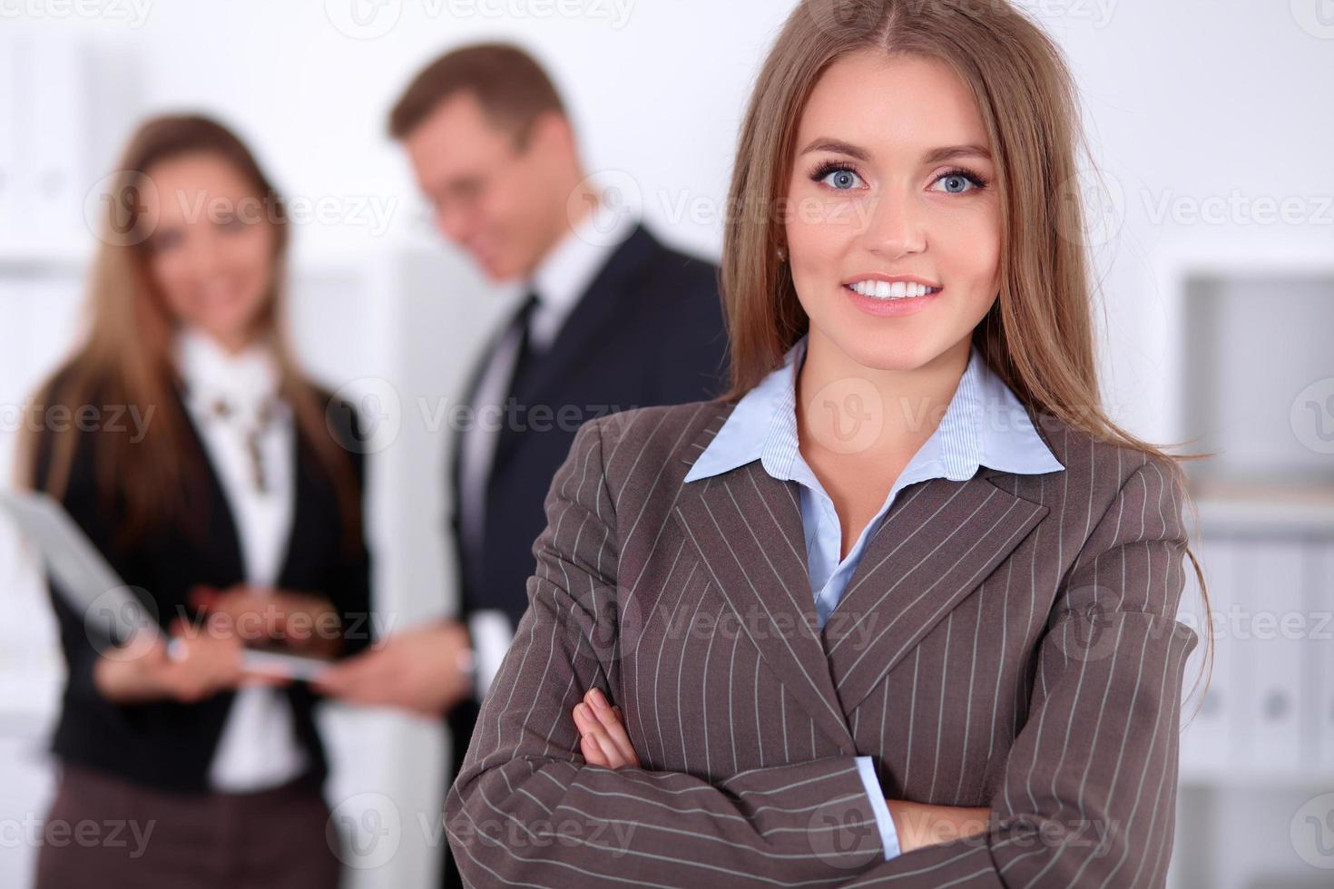 schöne Geschäftsfrau auf dem Hintergrund der Geschäftsleute foto
