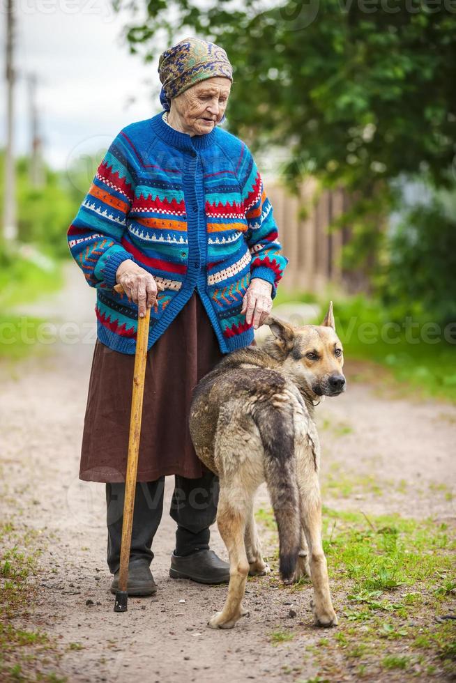 ältere Frau mit einem Hund foto