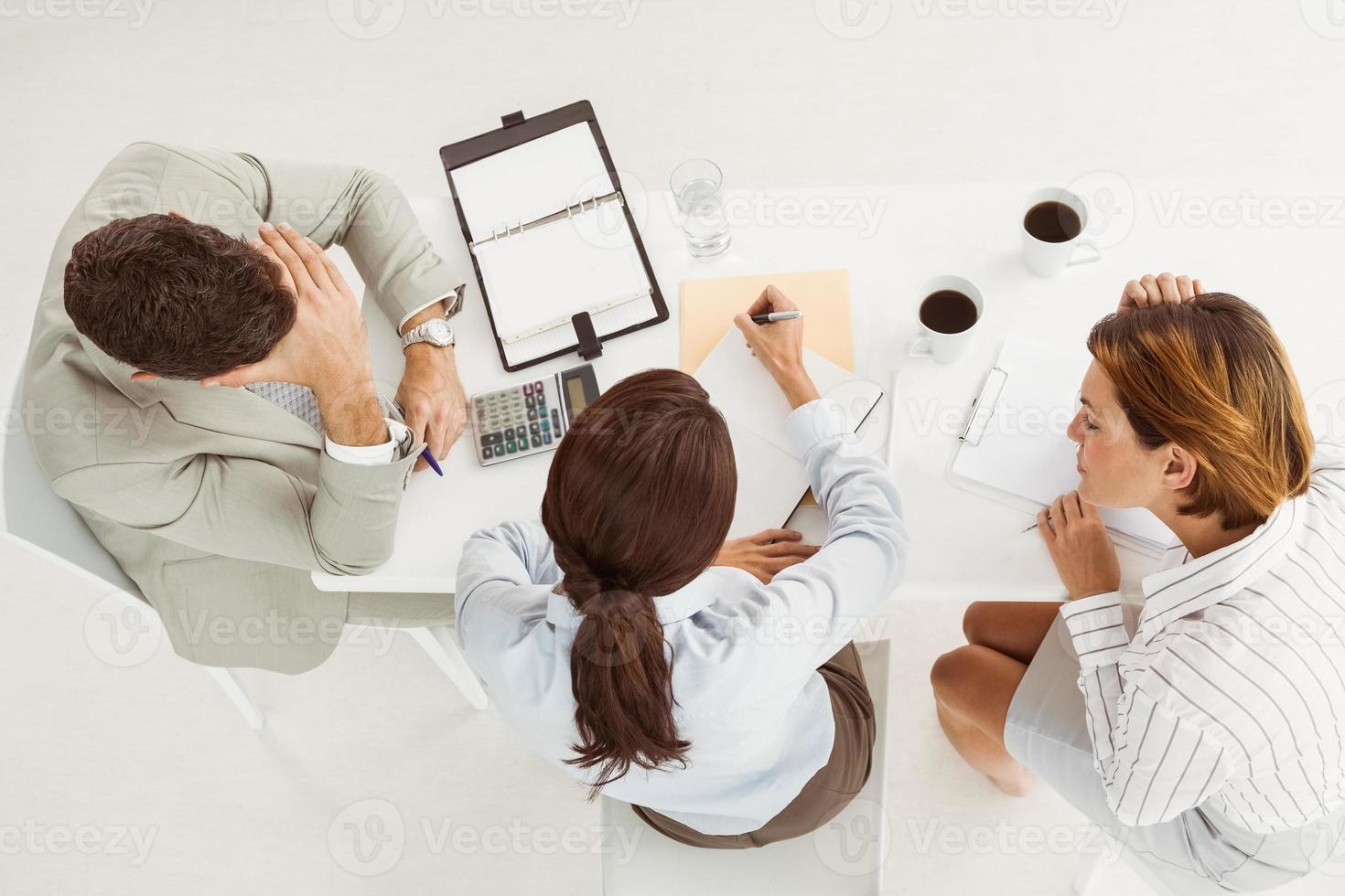 Geschäftsleute beim Treffen im Büro foto