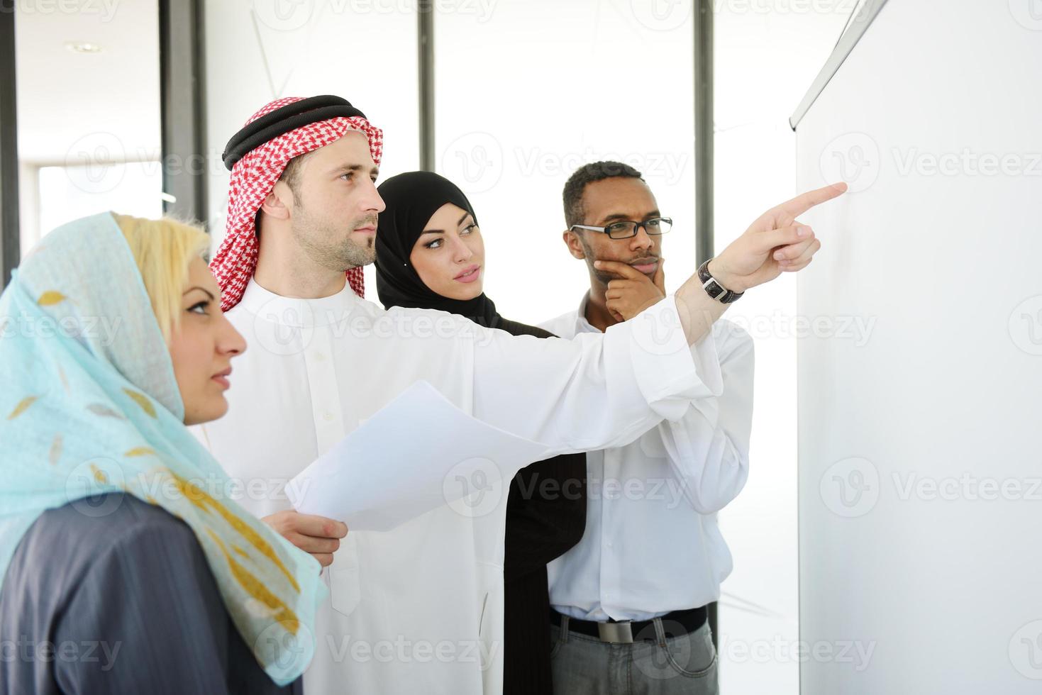 Menschen aus dem Nahen Osten, die ein Geschäftstreffen im Büro haben foto