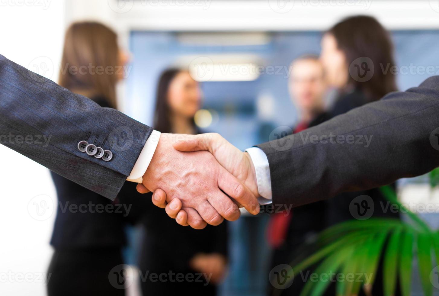 Handschlag der Geschäftsleute foto