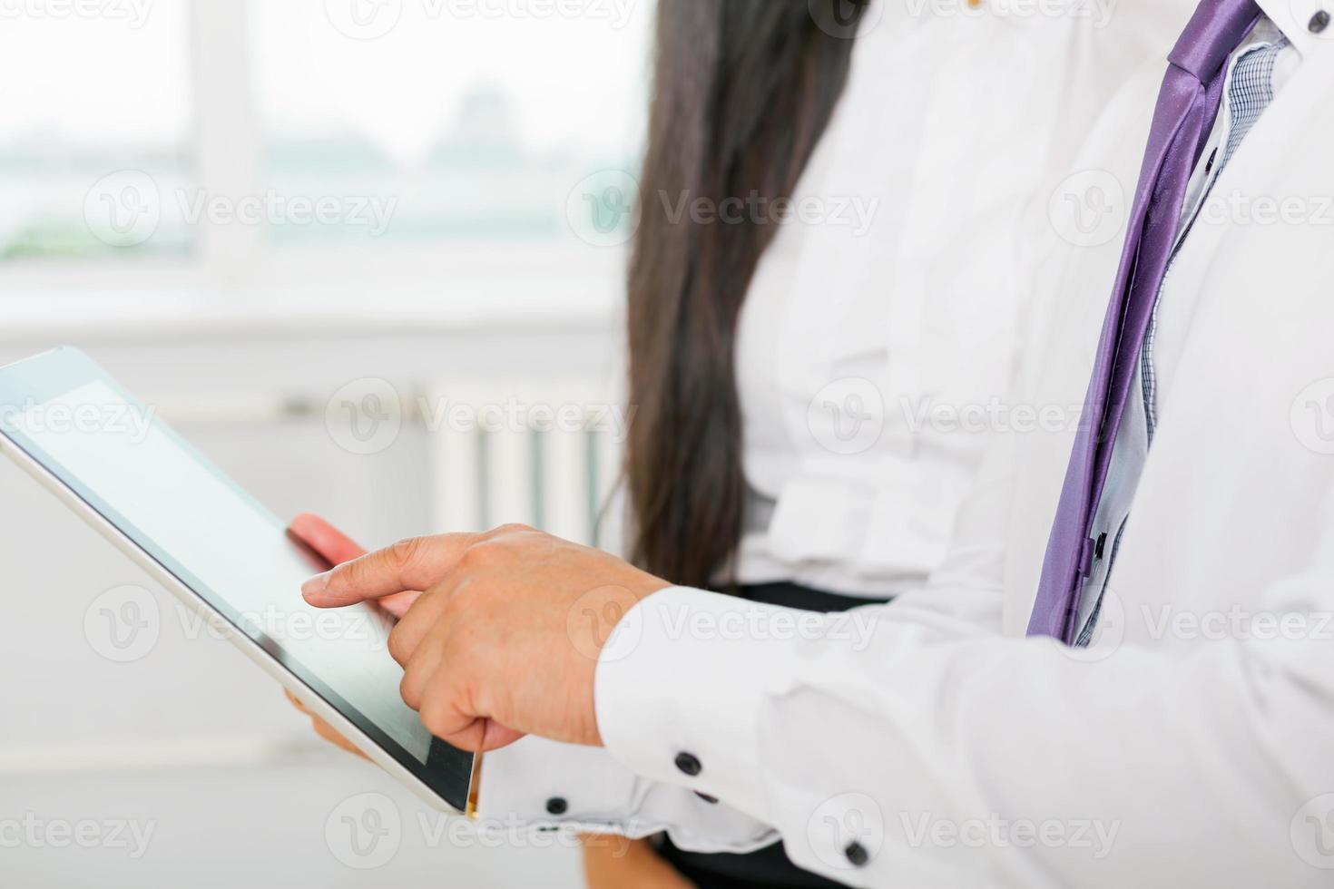 Geschäftsleute gekleidet in Weiß mit Tablet-PC im Büro foto