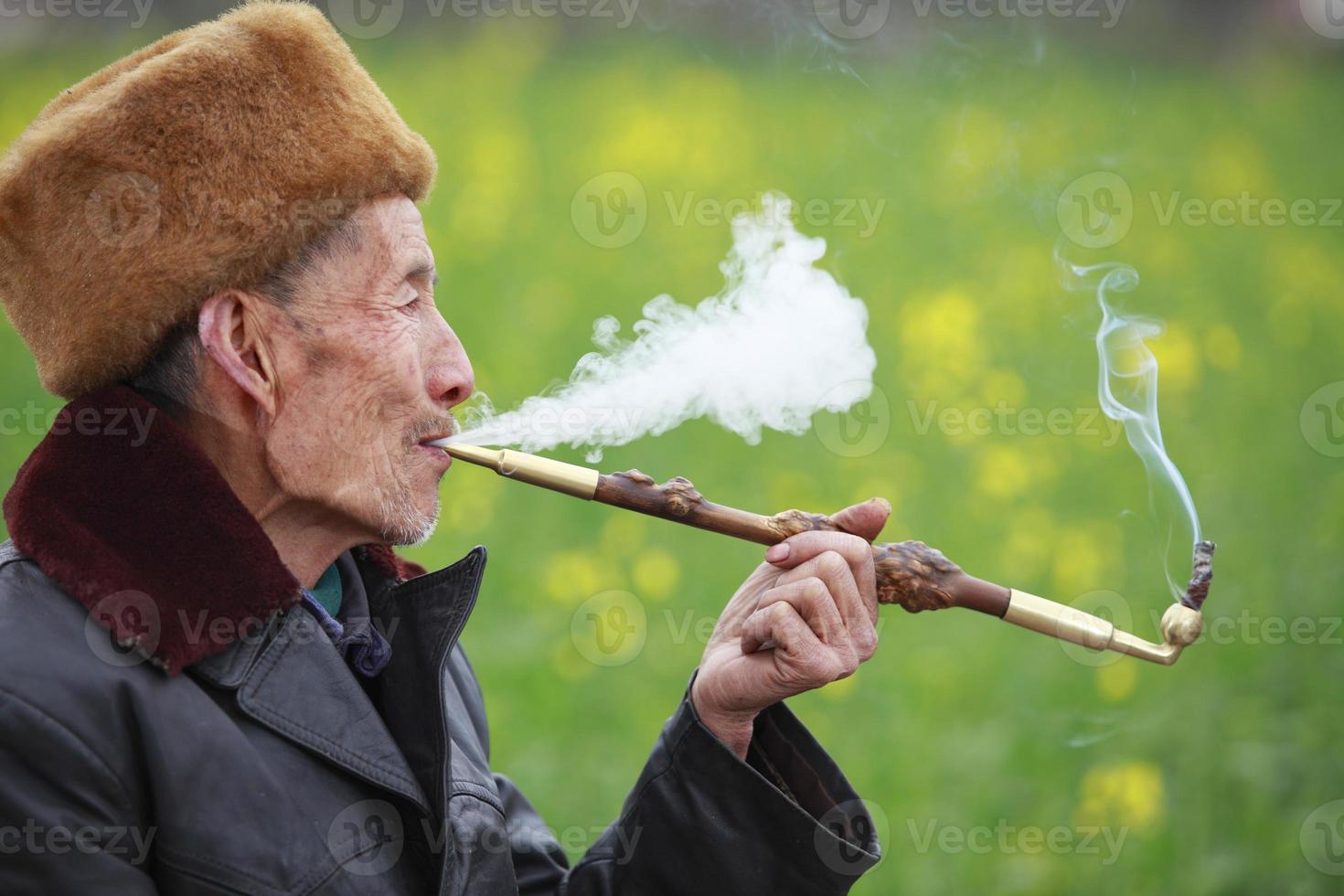 rauchender älterer Mann foto