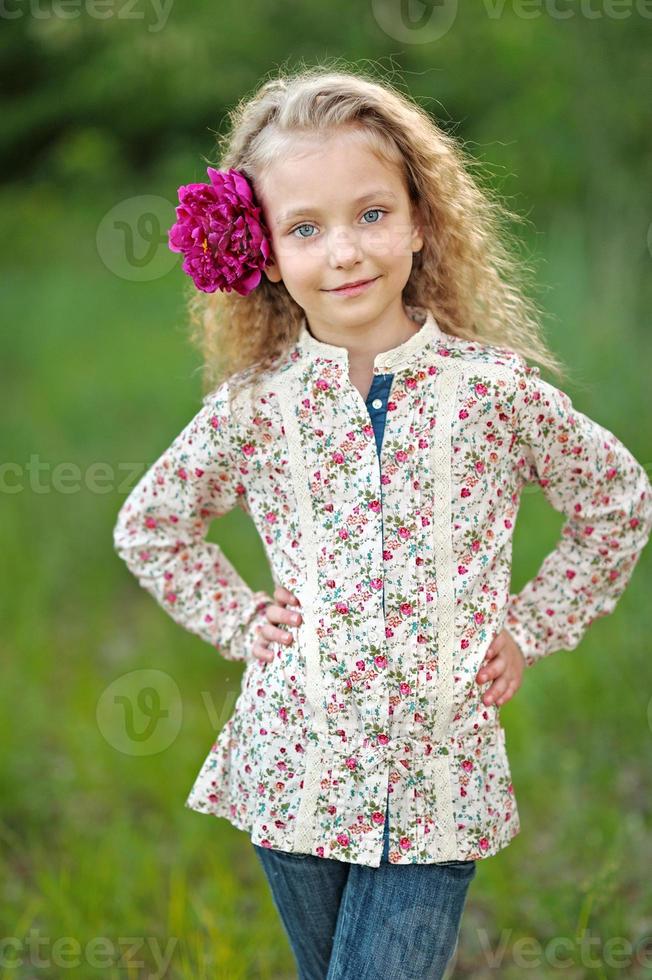 Porträt des kleinen Mädchens draußen im Sommer foto