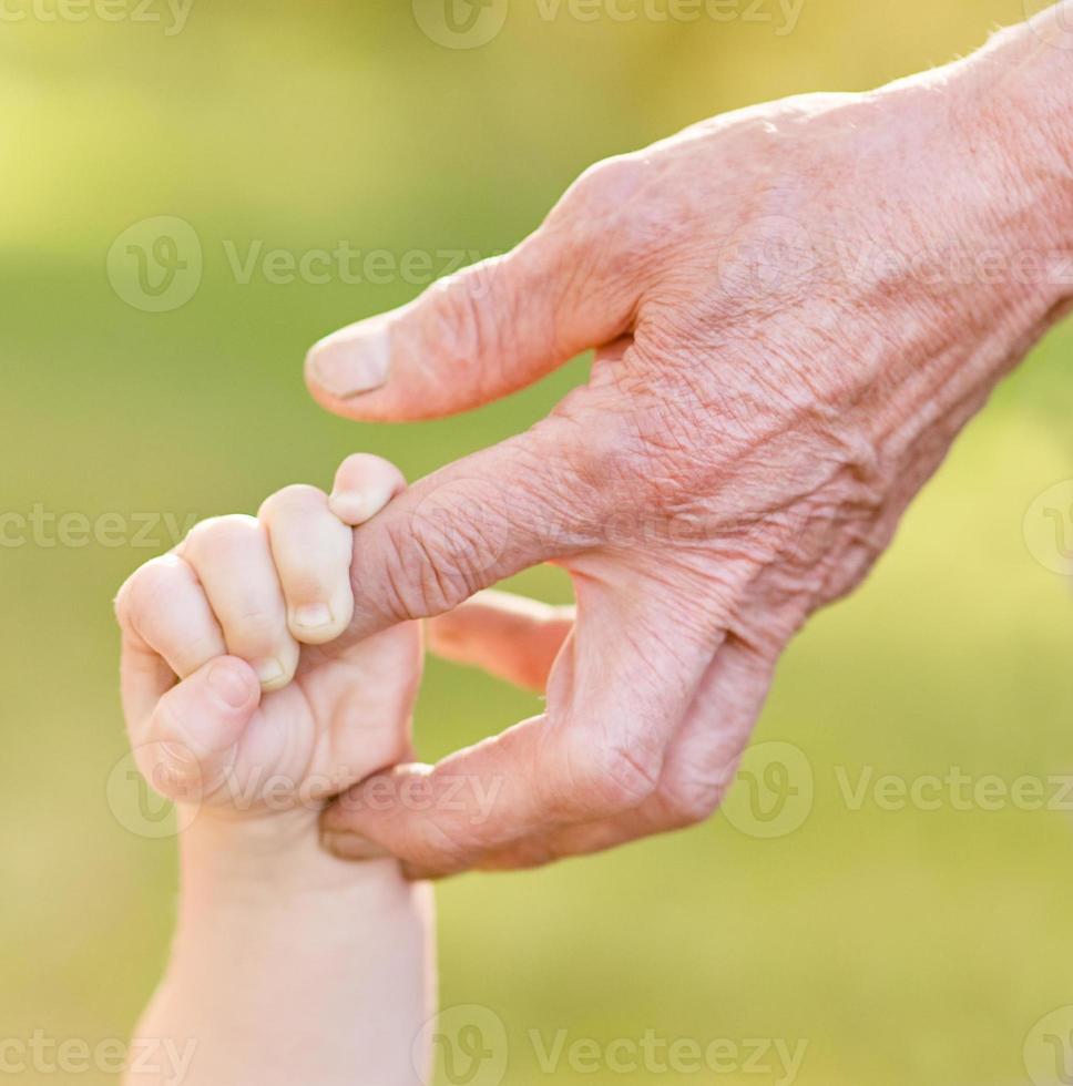 Hände alter Mann und ein Kind foto