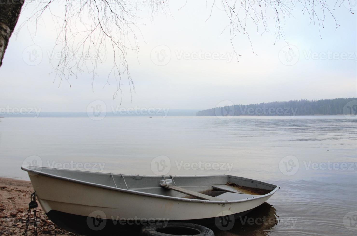 Boot am Ufer des Sees, Minimalismus. schlafende Natur foto