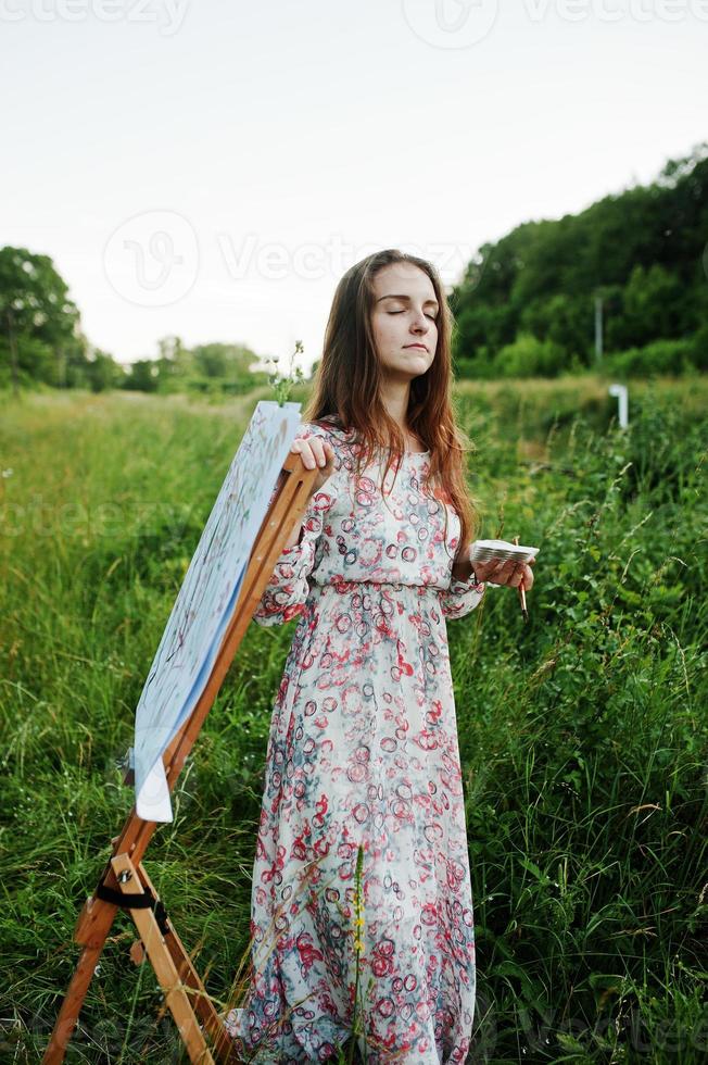 Porträt einer attraktiven jungen Frau in langer Kleidermalerei mit Aquarell in der Natur. foto