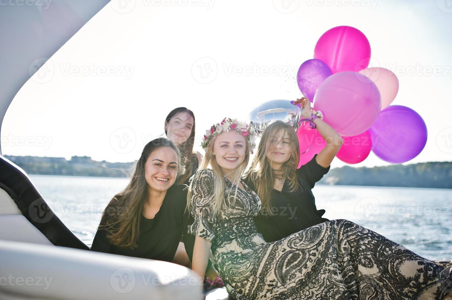 Mädchen amüsieren sich auf der Jacht auf dem Junggesellinnenabschied. foto