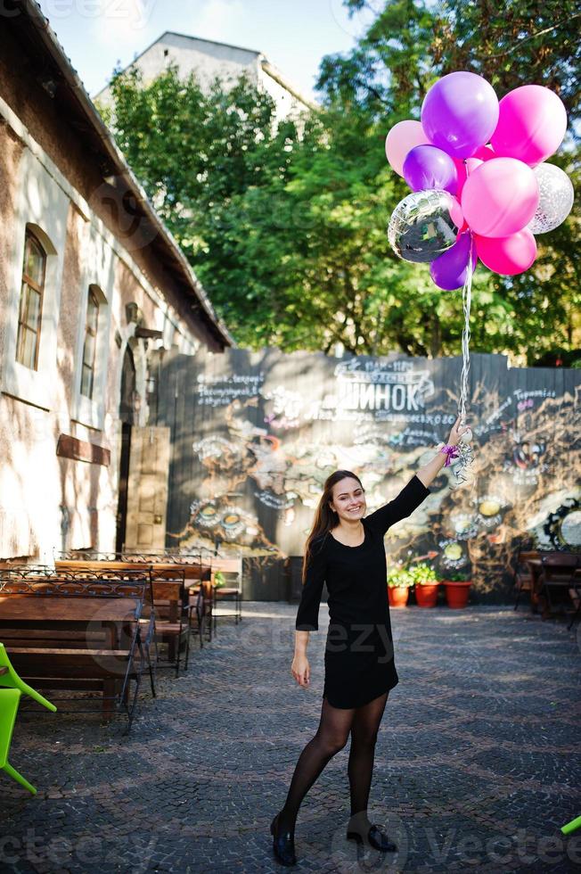 Mädchen tragen auf Schwarz mit Luftballons beim Junggesellinnenabschied. foto