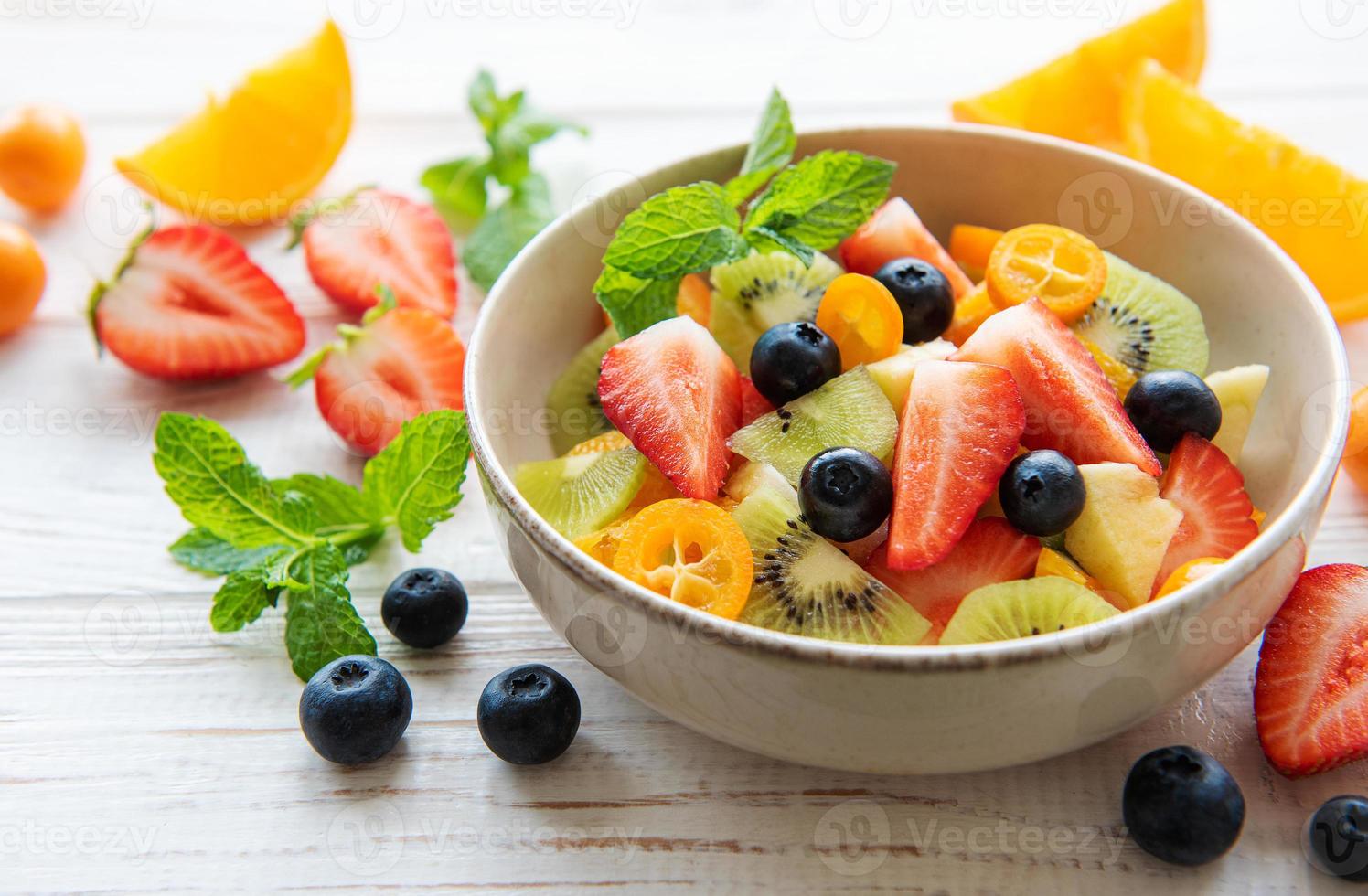 gesunder frischer obstsalat in einer schüssel foto